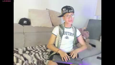 Snapshot of thiago_n_sam chatting on July 4, 6:30 am thiago_n_sam online show from July 4, 6:30 am