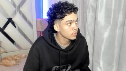 Snapshot of thiago_preston chatting on April 14, 9:43 pm Thiago online show from April 14, 9:43 pm