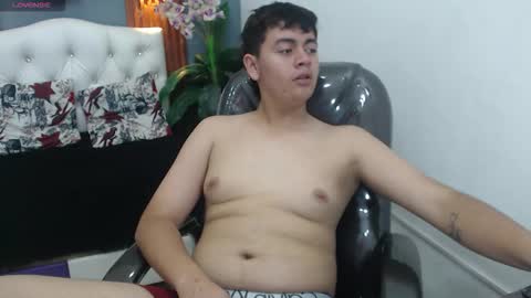 thiago_saenzz online show from March 3, 6:03 pm