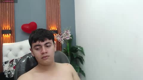 thiago_saenzz online show from March 4, 6:14 pm