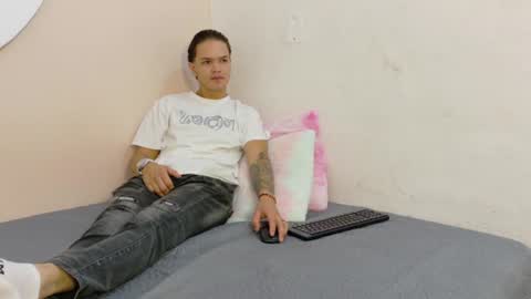 Snapshot of thiagobrooks_ chatting on July 7, 12:20 pm thiagobrooks_ online show from July 7, 12:20 pm