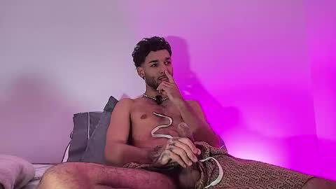 Snapshot of thiagoferreti_ chatting on June 4, 12:27 am ThiagoFerreti online show from June 4, 12:27 am