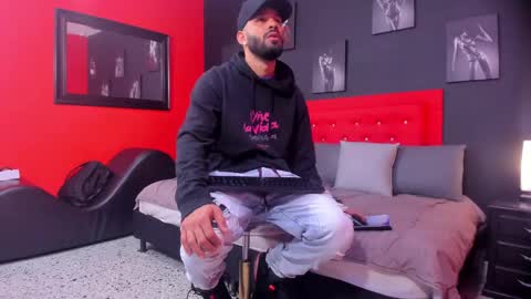 Snapshot of thiagomez17 chatting on October 25, 12:23 pm Thia Gomez online show from October 25, 12:23 pm