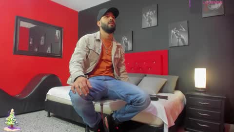 Snapshot of thiagomez17 chatting on December 3, 12:14 pm Thia Gomez online show from December 3, 12:14 pm