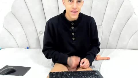 Thiago   online show from April 5, 1:25 am