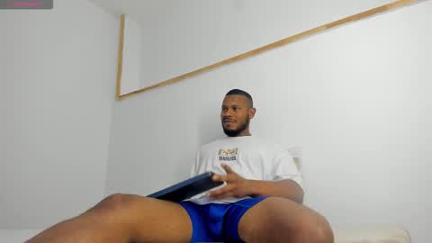 Snapshot of thiagosantos_ chatting on November 20, 11:48 pm Thiago Instagram online show from November 20, 11:48 pm