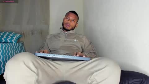 Snapshot of thiagosantos_ chatting on December 4, 12:42 am Thiago Instagram online show from December 4, 12:42 am