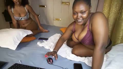 Snapshot of thick_n_flirty chatting on April 15, 8:10 am thick_n_flirty online show from April 15, 8:10 am