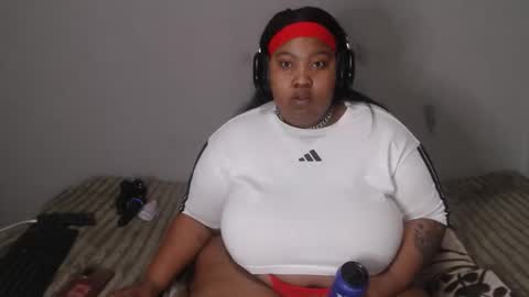 thickassmamie26 online show from May 28, 1:58 am