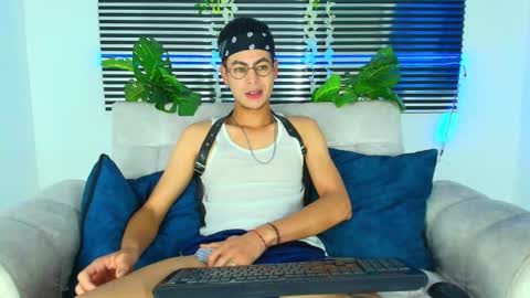 Snapshot of thiiagosaeenz chatting on February 8, 11:30 pm Thiago Saenzz online show from February 8, 11:30 pm