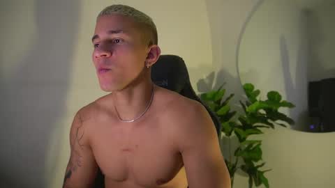 thin_tommy11 online show from March 18, 10:24 pm