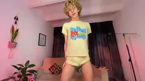 Snapshot of thisisdamiano chatting on June 21, 10:01 pm Damiano online show from June 21, 10:01 pm