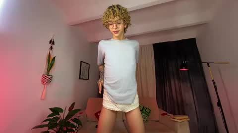Snapshot of thisisdamiano chatting on June 23, 9:24 pm Damiano online show from June 23, 9:24 pm