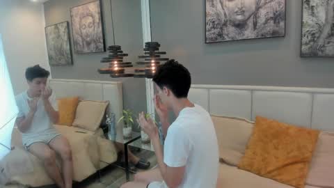 Thom online show from April 7, 11:21 am