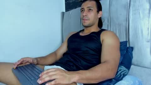 Snapshot of thomas777__ chatting on May 24, 4:56 pm Thomas online show from May 24, 4:56 pm
