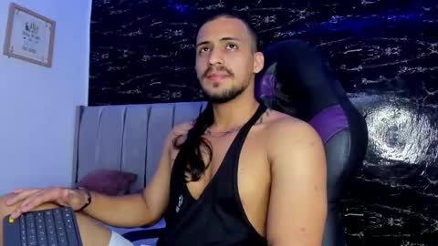 Snapshot of thomas__wayne chatting on December 13, 7:53 pm Thomas online show from December 13, 7:53 pm