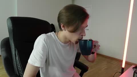Snapshot of thomas_brons chatting on June 7, 5:11 am THOMAS BRONS online show from June 7, 5:11 am