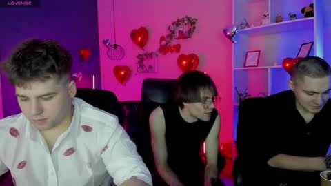 Snapshot of thomas_crow chatting on February 15, 9:41 am thomas_crow online show from February 15, 9:41 am