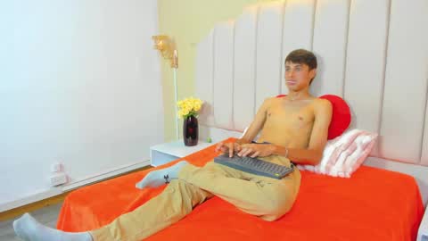 thomas_dikey online show from April 7, 7:25 pm