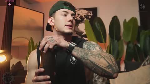 Snapshot of thomas_falcon1 chatting on January 18, 1:20 am Thomas Falcon online show from January 18, 1:20 am