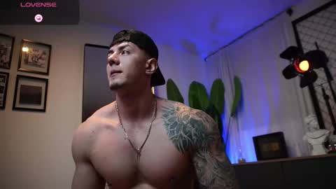 Snapshot of thomas_falcon1 chatting on February 18, 1:56 am Thomas Falcon online show from February 18, 1:56 am