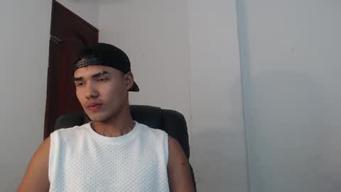 Snapshot of thomas_latin_boy chatting on December 13, 9:52 pm Thomas online show from December 13, 9:52 pm