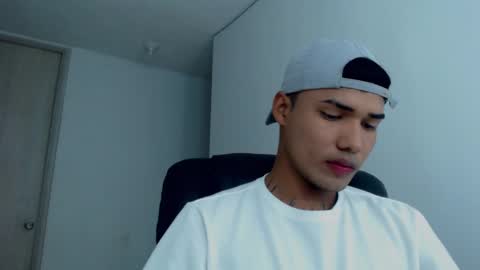 Snapshot of thomas_latin_boy chatting on January 22, 4:44 am Thomas online show from January 22, 4:44 am