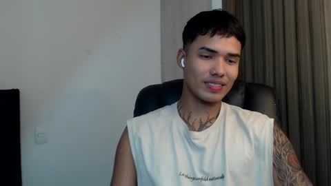 Snapshot of thomas_latin_boy chatting on January 28, 3:25 pm Thomas online show from January 28, 3:25 pm