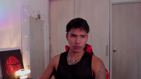 Snapshot of thomas_latin_boy chatting on February 7, 6:44 pm Thomas online show from February 7, 6:44 pm