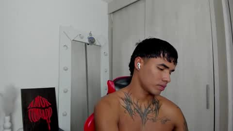 Snapshot of thomas_latin_boy chatting on May 16, 7:27 am Thomas online show from May 16, 7:27 am