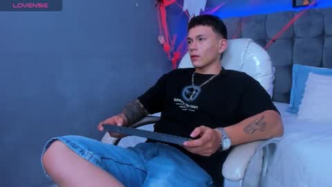 Thomas online show from November 3, 9:27 pm