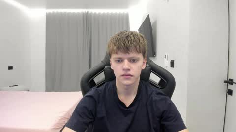 Snapshot of thomas_shelbivip chatting on April 8, 5:57 pm Tomas online show from April 8, 5:57 pm