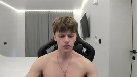 Snapshot of thomas_shelbivip chatting on April 18, 10:52 am Tomas online show from April 18, 10:52 am