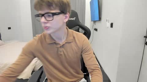 Snapshot of thomas_shelbivip chatting on April 25, 4:15 pm Tomas online show from April 25, 4:15 pm
