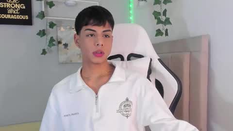 Snapshot of thomas_wild chatting on September 12, 7:52 am Thomas online show from September 12, 7:52 am