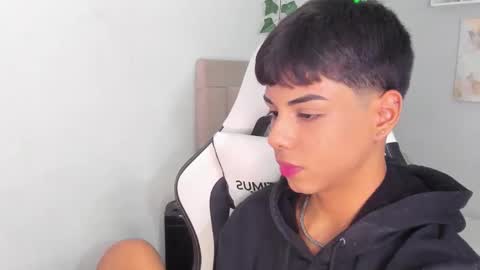 Snapshot of thomas_wild chatting on October 29, 7:32 am Thomas online show from October 29, 7:32 am