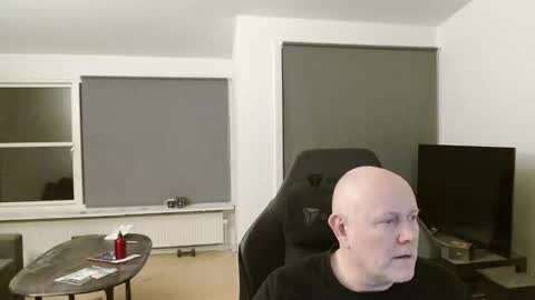 thomash32 online show from October 30, 7:36 pm