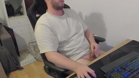 Snapshot of thommy2008 chatting on October 31, 2:40 pm thommy2008 online show from October 31, 2:40 pm