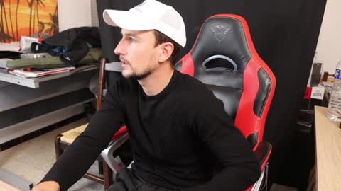 Snapshot of thony_grey chatting on December 1, 8:20 pm Thony Grey online show from December 1, 8:20 pm