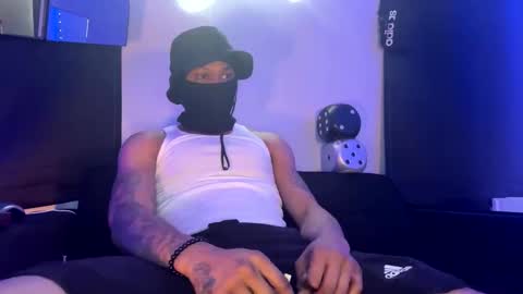 Snapshot of throattaker4l_ chatting on January 31, 7:11 pm ThroatTaker4l online show from January 31, 7:11 pm