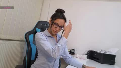 tia_j online show from January 19, 2:43 pm