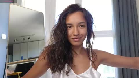 Snapshot of tia_j chatting on May 26, 7:15 am tia_j online show from May 26, 7:15 am