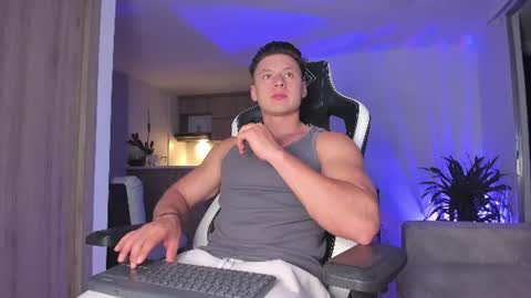 Snapshot of tiago_goez chatting on July 17, 11:53 pm santiago online show from July 17, 11:53 pm
