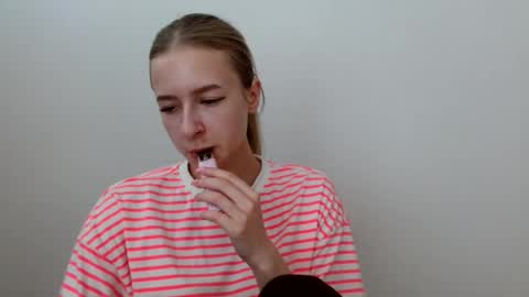 Snapshot of tiarasmile chatting on July 3, 11:49 am Tiara online show from July 3, 11:49 am