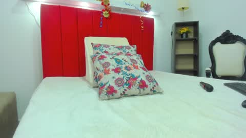 Snapshot of tiffany_hot19_ chatting on December 14, 12:55 am tiffany  online show from December 14, 12:55 am