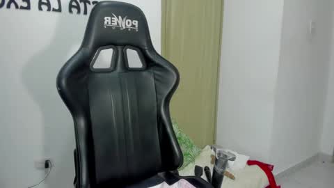 Snapshot of tiffany_hot19_ chatting on December 21, 8:28 am tiffany  online show from December 21, 8:28 am