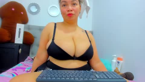 Snapshot of tiffany_hot19_ chatting on February 8, 12:06 pm tiffany  online show from February 8, 12:06 pm