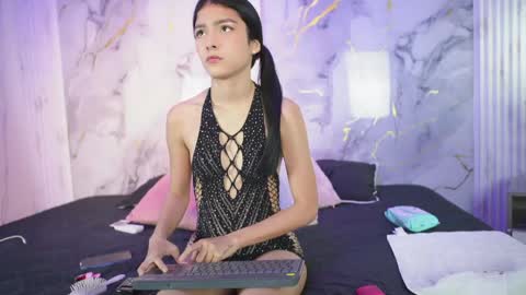 tiffany_yi online show from June 1, 1:24 pm