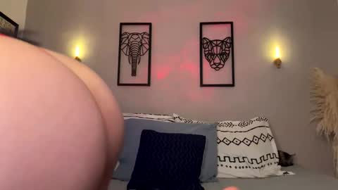  CAMI VELEZ camivelezz   online show from April 14, 10:05 pm