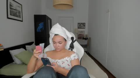 Snapshot of tiffanyflynn chatting on December 17, 3:28 pm Tiffany online show from December 17, 3:28 pm